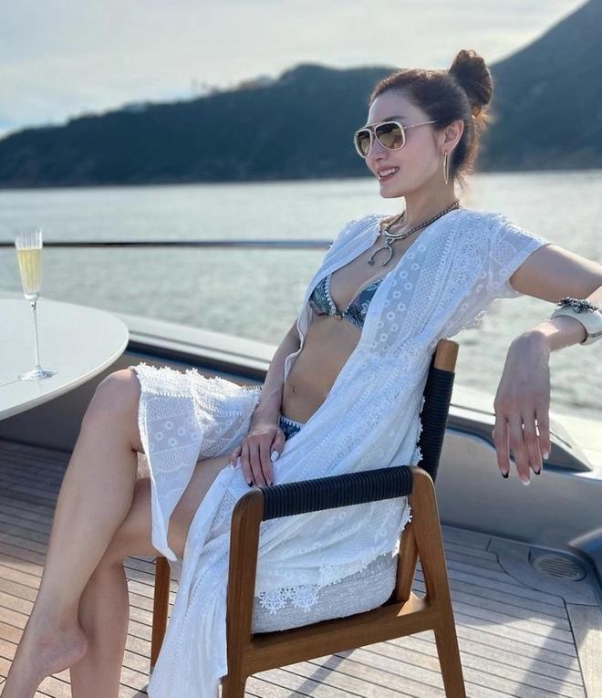 Nhờ ngoại hình đẹp nổi bật, Lý Gia Hân giành chiến thắng cuộc thi Hoa hậu Hong Kong năm 1998. Cô được mệnh danh là "Hoa hậu đẹp nhất xứ Cảng thơm".