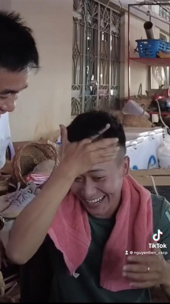 Quang Linh tút tát dung nhan cực hài trước khi gặp Thùy Tiên-5