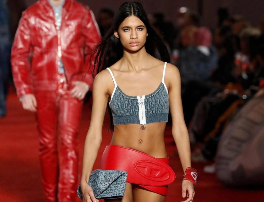 Tranh cãi xoay quanh chiếc váy của Diesel khiến nhiều người nhớ đến thiết kế váy ngắn cũn của Miu Miu ở mùa mốt Xuân - Hè 2022. Thiết kế nhận về nhiều tranh cãi khi có kích thước quá nhỏ, bị nhận xét chỉ dành cho những ai có vóc dáng gầy. Tuy nhiên, sự phổ biến của nó đã được chứng minh khi nhiều người trẻ mặc những chiếc váy ngắn ra đường kết hợp với áo len cắt xén. Ảnh: Vogue.