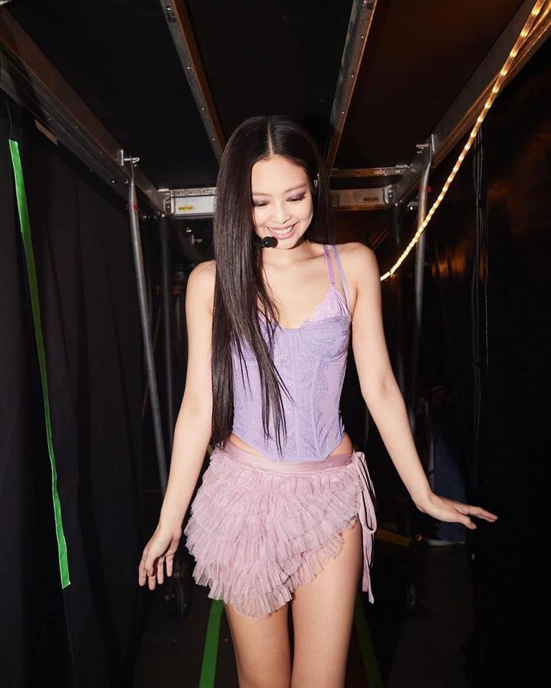 Jennie (BlackPink) mặc váy quá ngắn-11