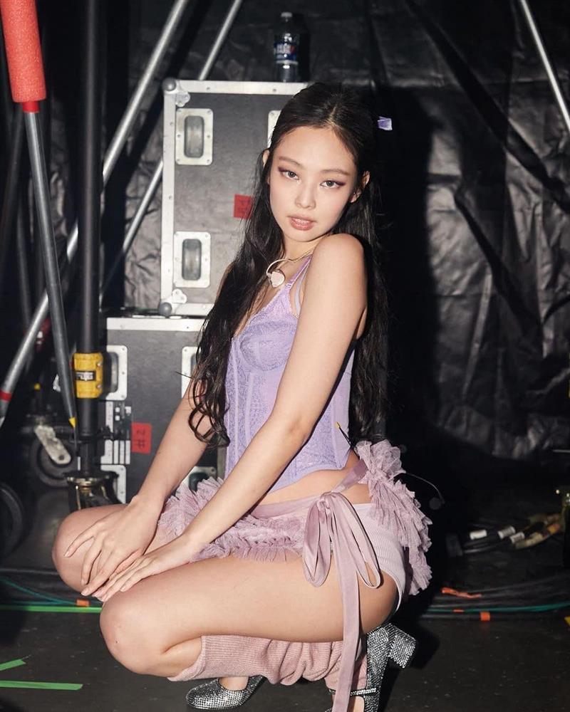 Jennie (BlackPink) mặc váy quá ngắn-12