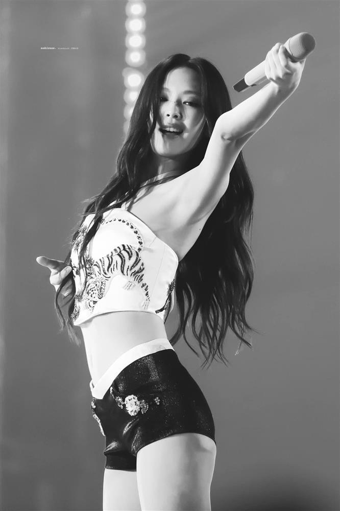 Jennie (BlackPink) mặc váy quá ngắn-13