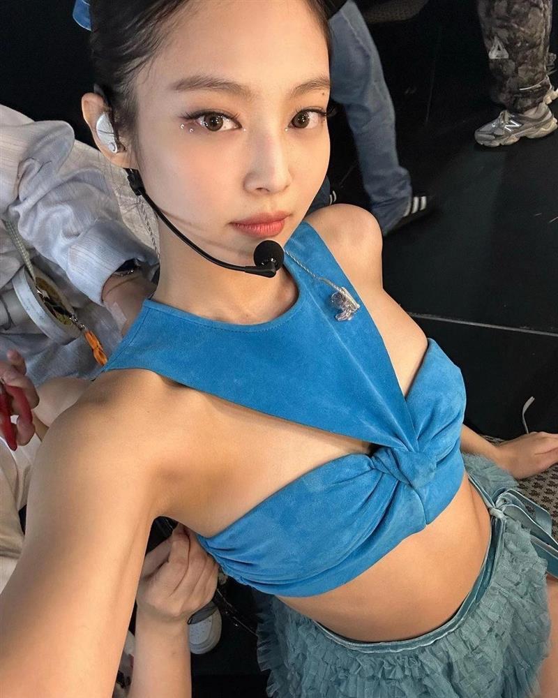 Jennie (BlackPink) mặc váy quá ngắn-14