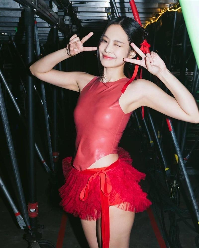 Jennie (BlackPink) mặc váy quá ngắn-3
