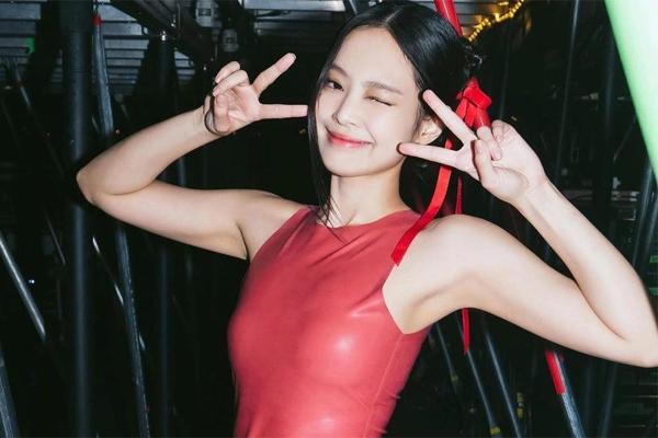 Jennie BLACKPINK mặc tối giản ở show Chanel, khí chất bất chấp mặt bị thương-9