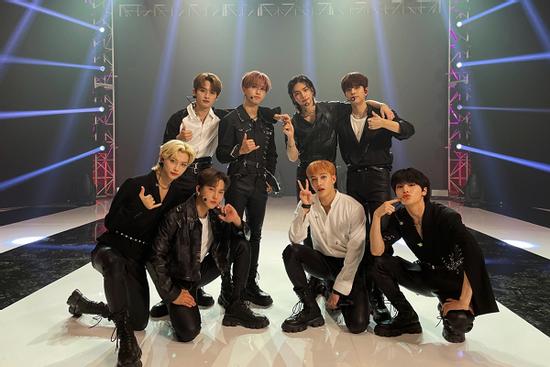 Nhóm nhạc Kpop đau đớn tinh thần lẫn thể chất sau khi bị fan cuồng đột nhập