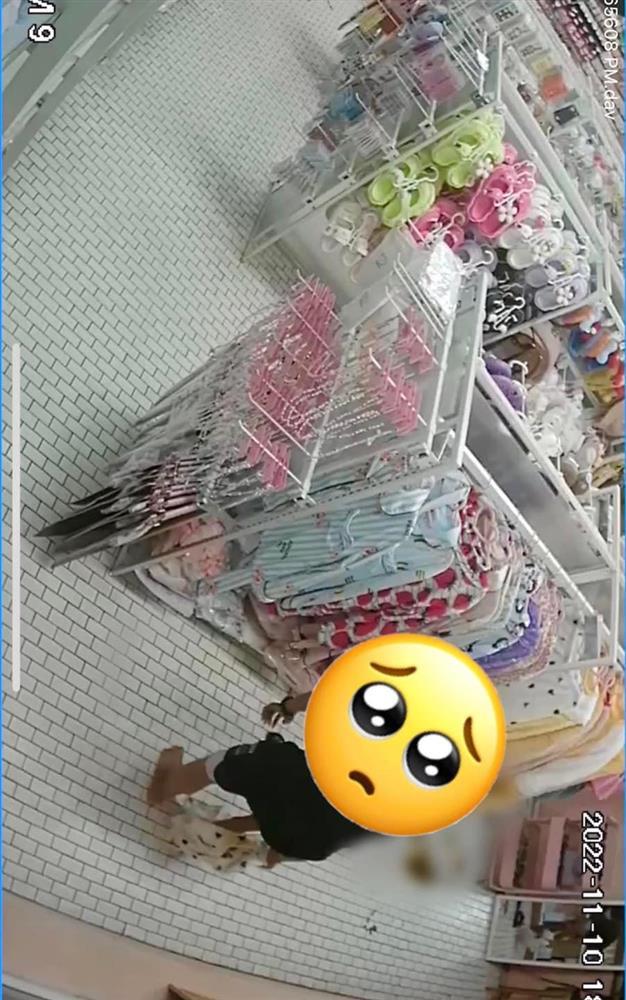 Đi dạo shop thời trang, thanh niên tặng nguyên bãi tại cửa hàng