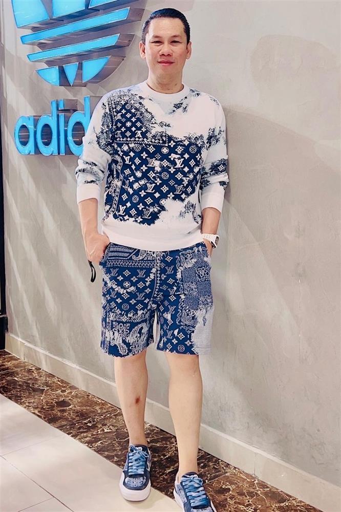 Chồng cũ Lệ Quyên mê mặc trang phục in logo thương hiệu-10