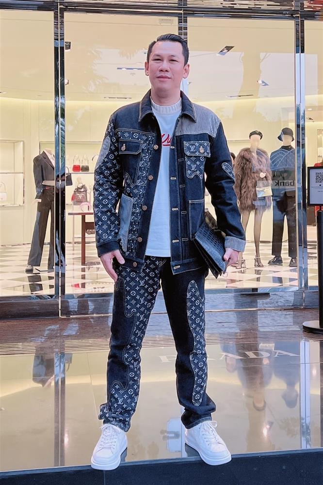 Chồng cũ Lệ Quyên mê mặc trang phục in logo thương hiệu-11