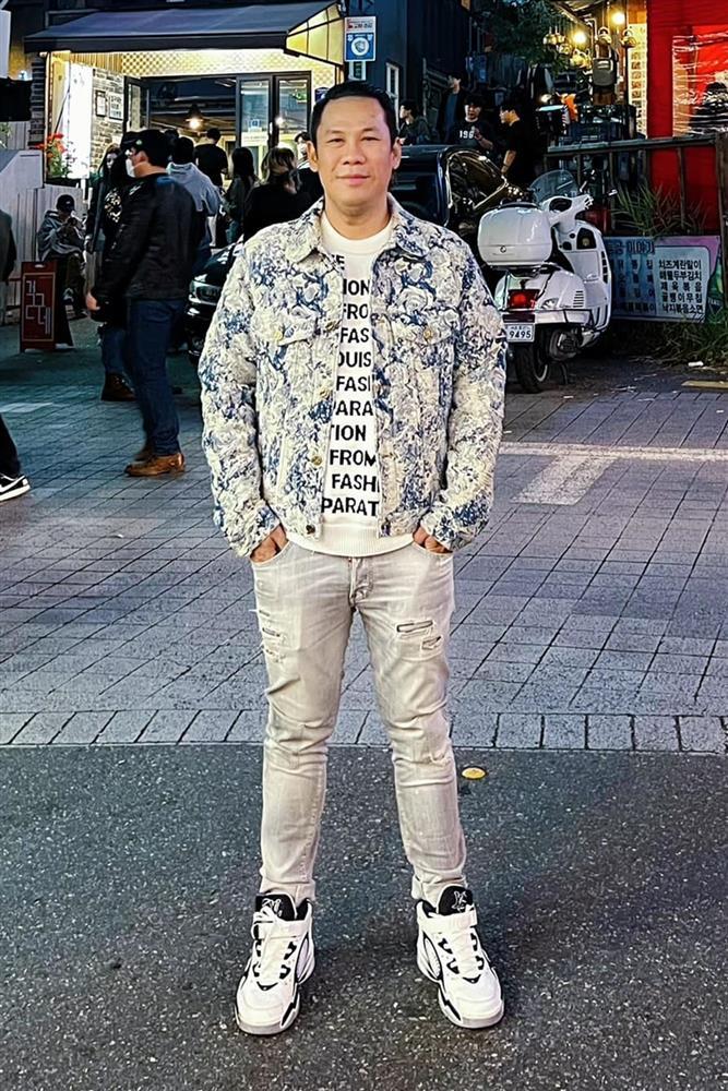 Chồng cũ Lệ Quyên mê mặc trang phục in logo thương hiệu-2