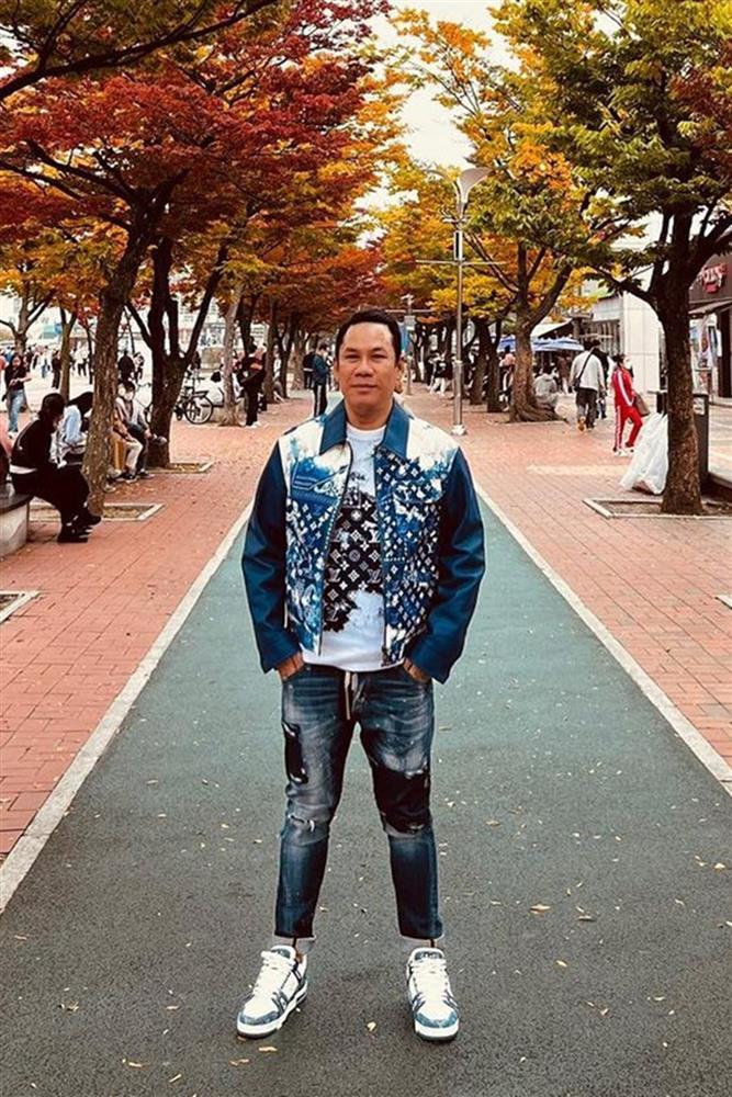 Chồng cũ Lệ Quyên mê mặc trang phục in logo thương hiệu-4