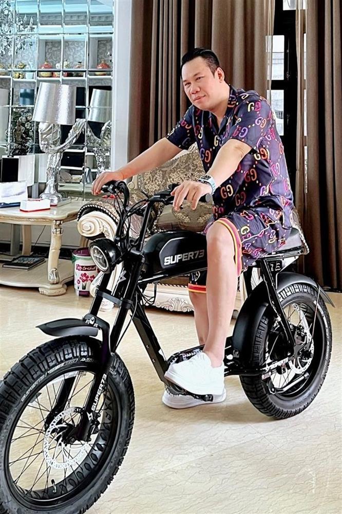 Chồng cũ Lệ Quyên mê mặc trang phục in logo thương hiệu-5