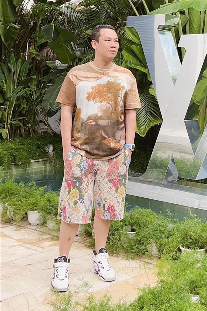 Chồng cũ Lệ Quyên mê mặc trang phục in logo thương hiệu-6