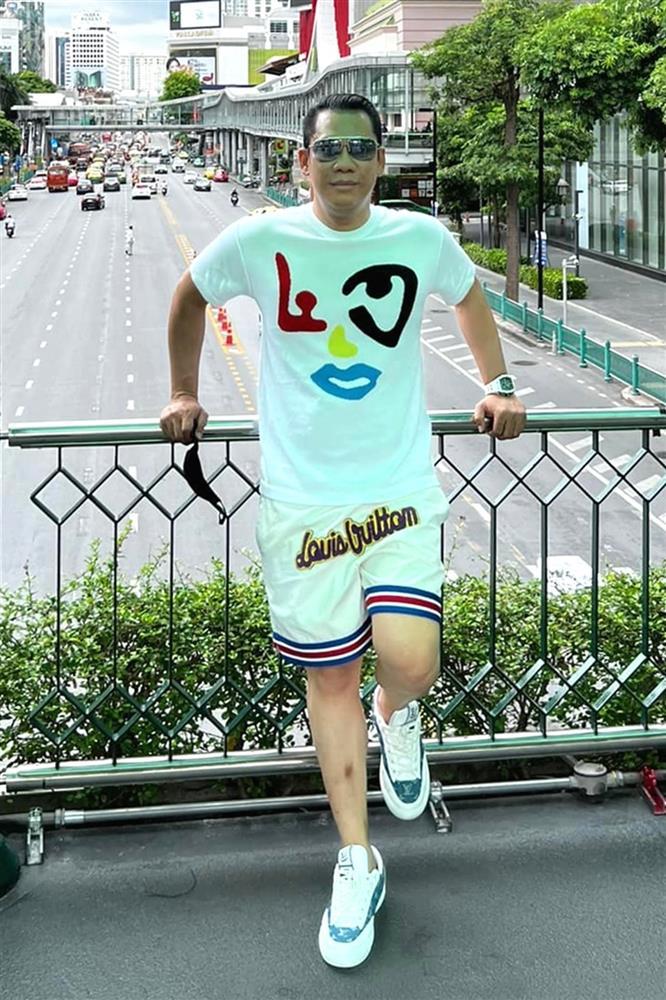 Chồng cũ Lệ Quyên mê mặc trang phục in logo thương hiệu-7