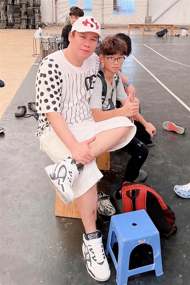 Chồng cũ Lệ Quyên mê mặc trang phục in logo thương hiệu-8