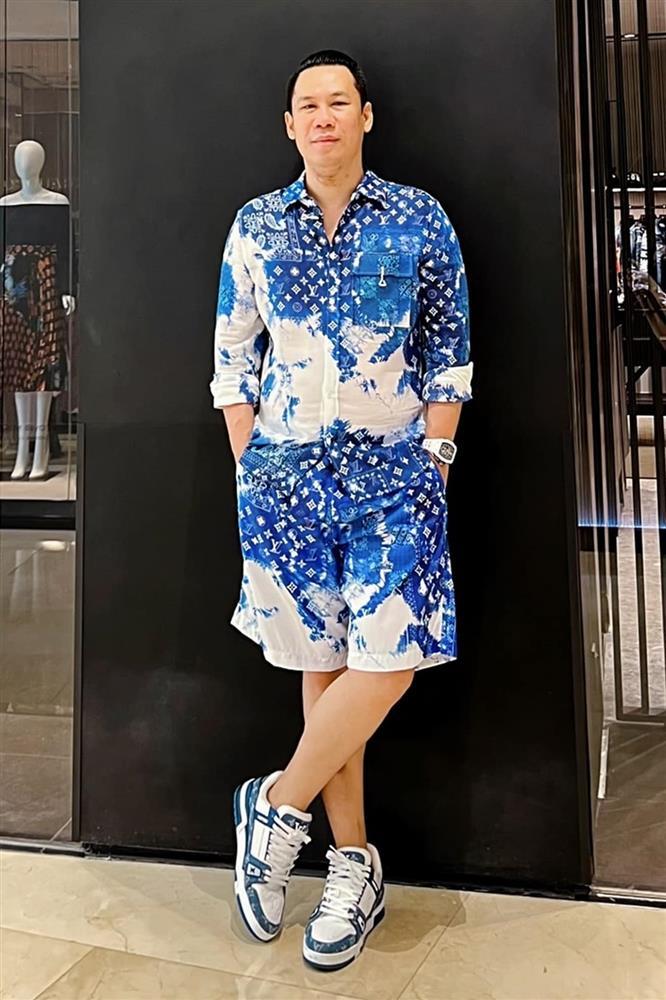 Chồng cũ Lệ Quyên mê mặc trang phục in logo thương hiệu-9