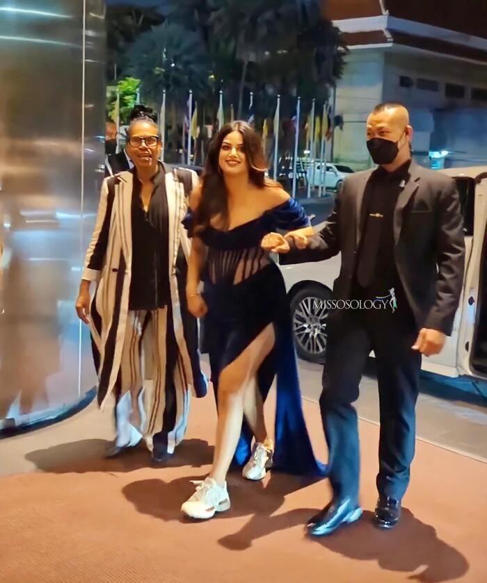 Miss Universe 2021 mặc đầm dạ hội với sneaker: Lạc quẻ hay sành điệu?-2