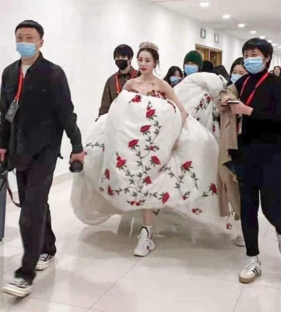 Miss Universe 2021 mặc đầm dạ hội với sneaker: Lạc quẻ hay sành điệu?-3