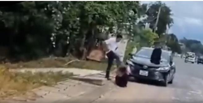 Xác định người đạp liên tiếp vào đầu phụ nữ giữa đường-1