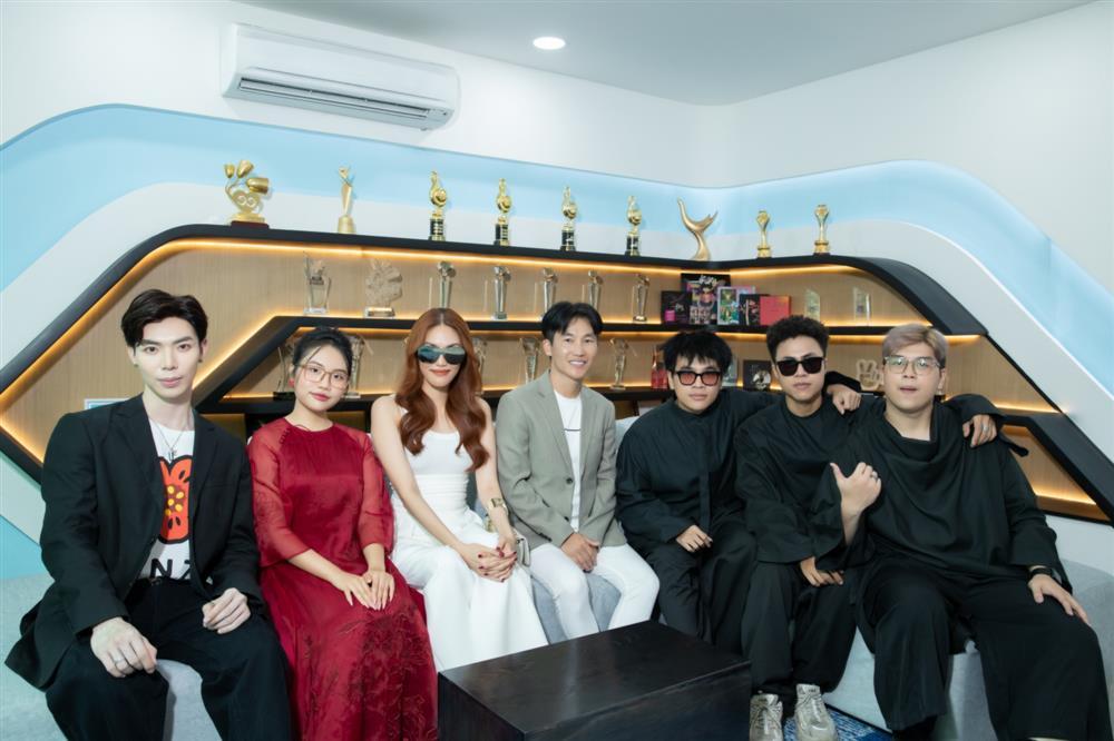 Phương Mỹ Chi tuổi 19: lập công ty riêng, trụ cột chính của gia đình-4