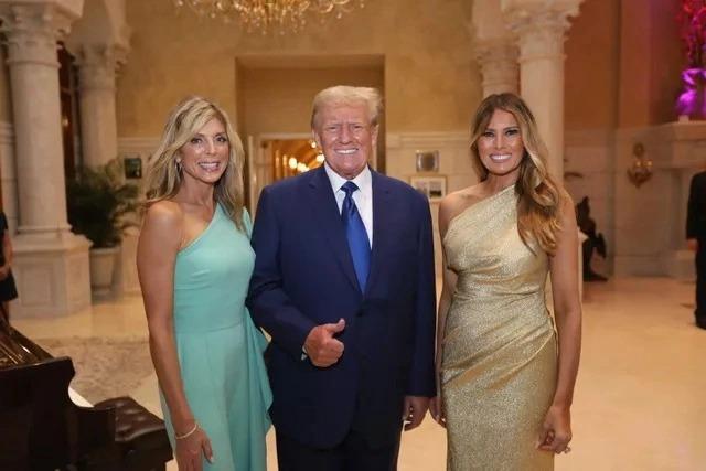 Ông Trump hội ngộ vợ cũ trước lễ cưới con gái Tiffany-1