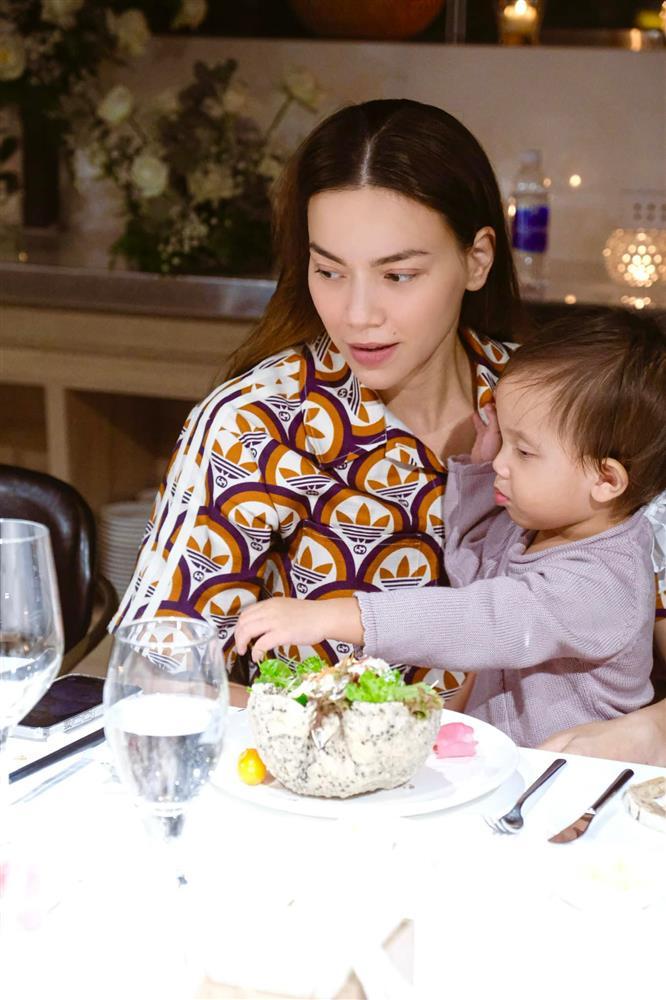 Vân Hugo đọ sắc Hồ Ngọc Hà, mẹ bỉm nào ấn tượng hơn?-7