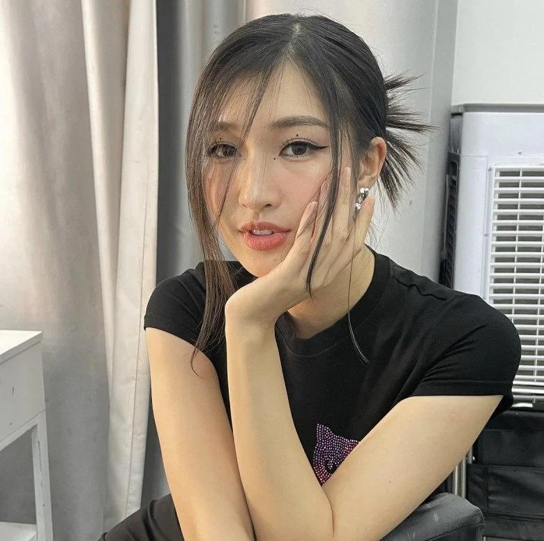 Á hậu Phương Nhi bắt chước idol Kpop mốt makeup chấm nuốt ruồi lên mặt-2