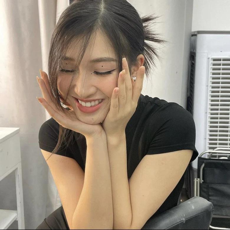 Á hậu Phương Nhi bắt chước idol Kpop mốt makeup chấm nuốt ruồi lên mặt-3