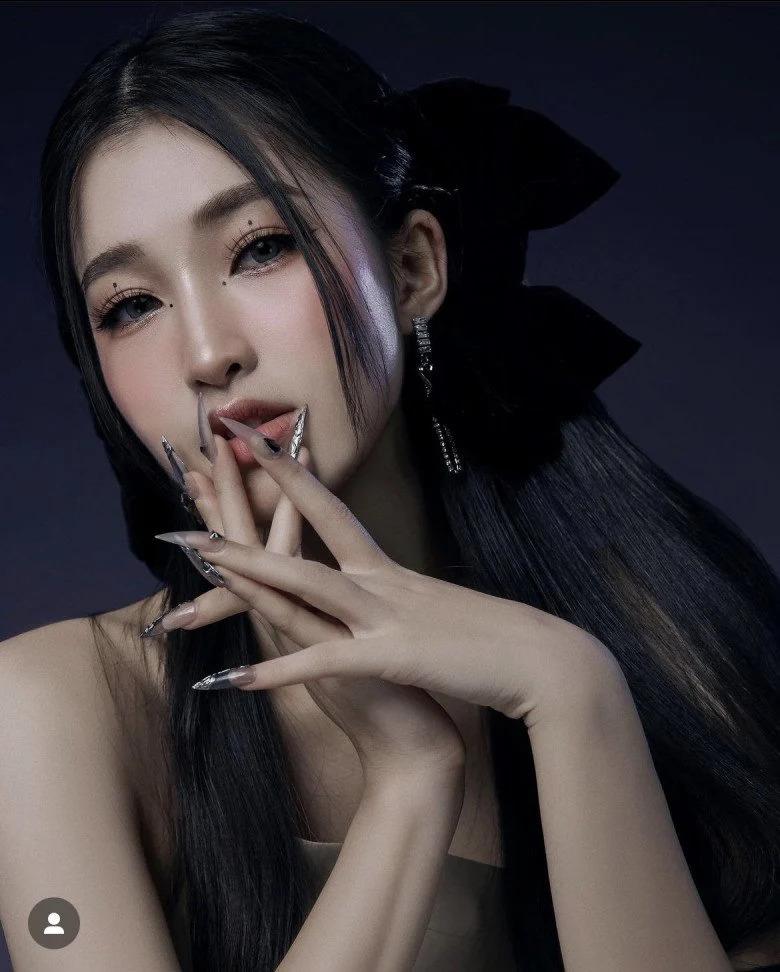 Á hậu Phương Nhi bắt chước idol Kpop mốt makeup chấm nuốt ruồi lên mặt-4