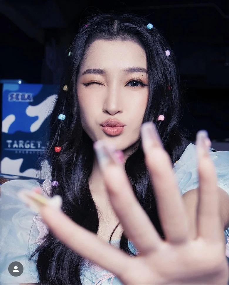 Á hậu Phương Nhi bắt chước idol Kpop mốt makeup chấm nuốt ruồi lên mặt-5