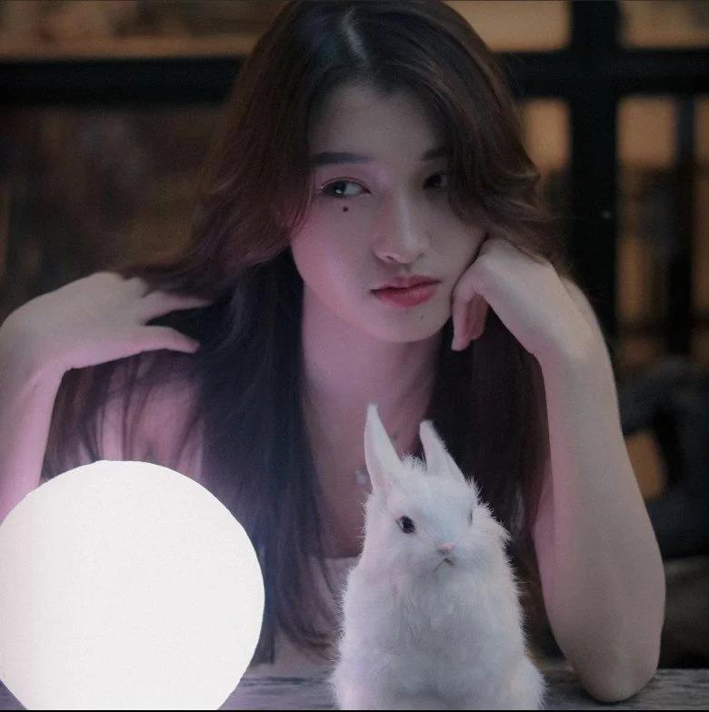 Á hậu Phương Nhi bắt chước idol Kpop mốt makeup chấm nuốt ruồi lên mặt-7