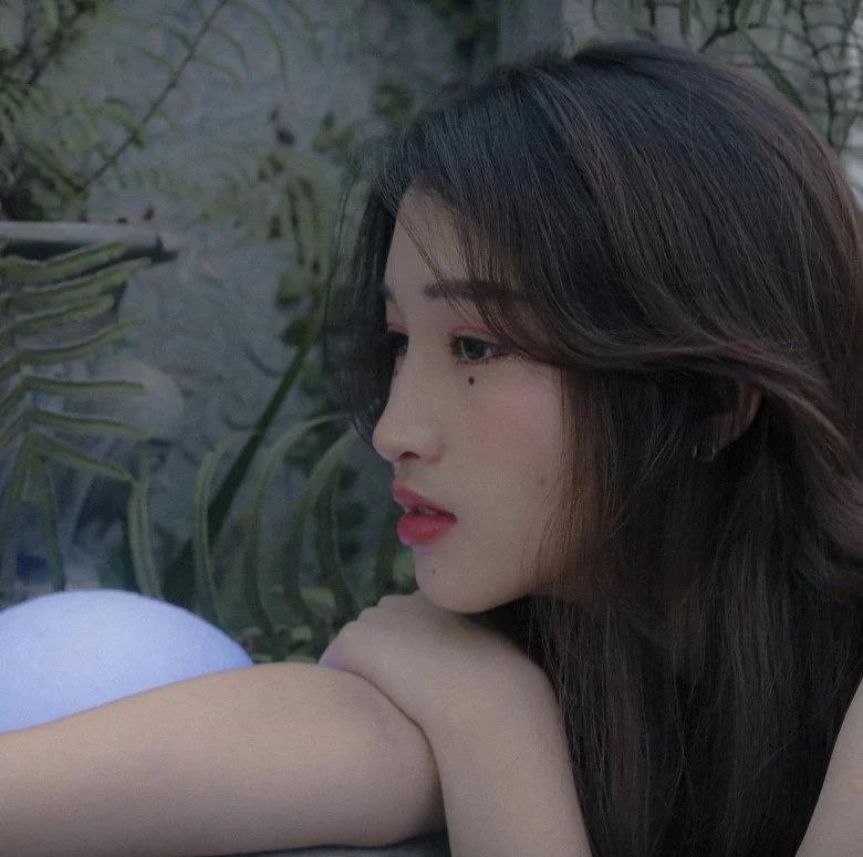 Á hậu Phương Nhi bắt chước idol Kpop mốt makeup chấm nuốt ruồi lên mặt-8