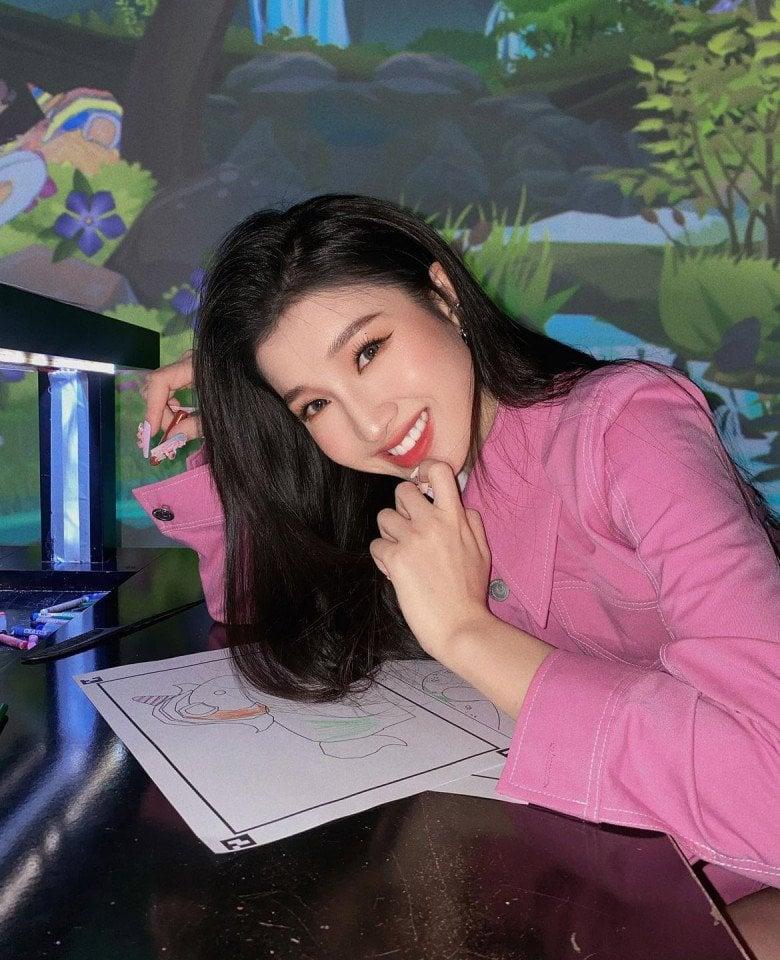 Á hậu Phương Nhi bắt chước idol Kpop mốt makeup chấm nuốt ruồi lên mặt-6