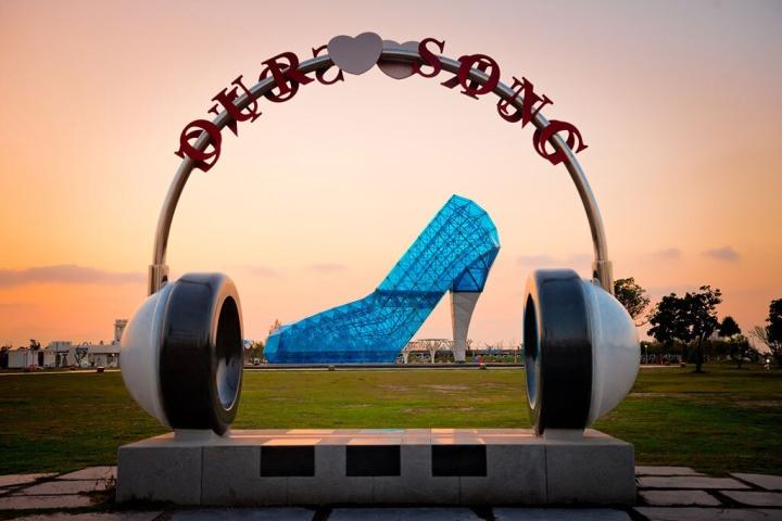 Chiêm ngưỡng nhà thờ hình chiếc giày cao gót lấp lánh như pha lê-1