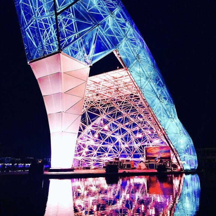 Chiêm ngưỡng nhà thờ hình chiếc giày cao gót lấp lánh như pha lê-3