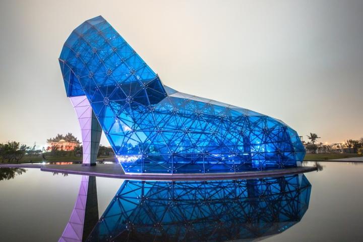 Chiêm ngưỡng nhà thờ hình chiếc giày cao gót lấp lánh như pha lê-4