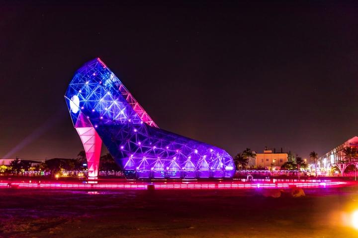 Chiêm ngưỡng nhà thờ hình chiếc giày cao gót lấp lánh như pha lê-7