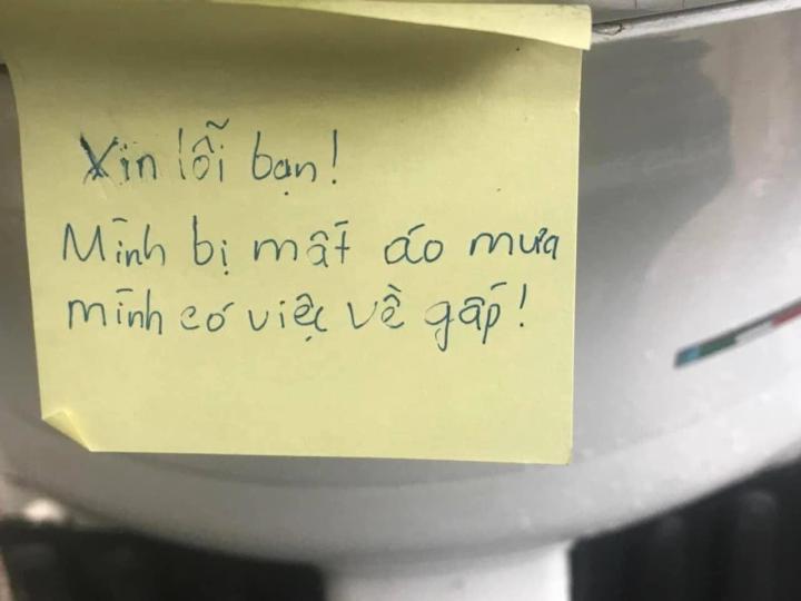 Bí mật giấu sau tờ giấy xin lỗi kẻ trộm áo mưa khiến chủ xe bất ngờ-1