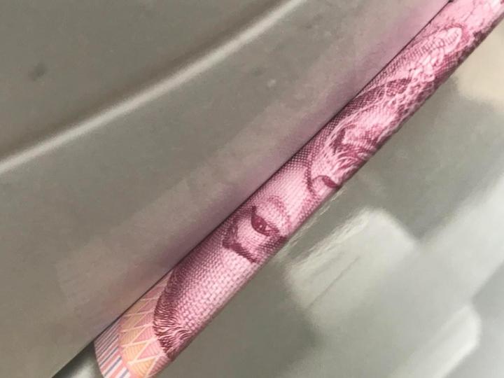 Bí mật giấu sau tờ giấy xin lỗi kẻ trộm áo mưa khiến chủ xe bất ngờ-3