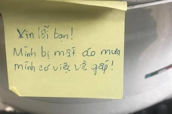 Bí mật giấu sau tờ giấy xin lỗi kẻ trộm áo mưa khiến chủ xe bất ngờ