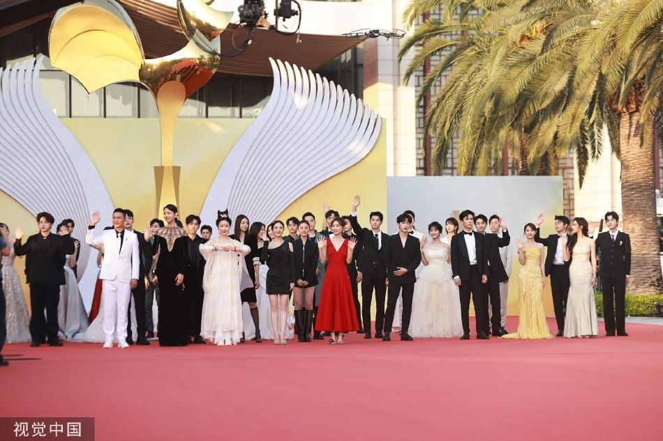 Quan Hiểu Đồng xuề xòa, Trần Nghiên Hy già dặn trên thảm đỏ-1