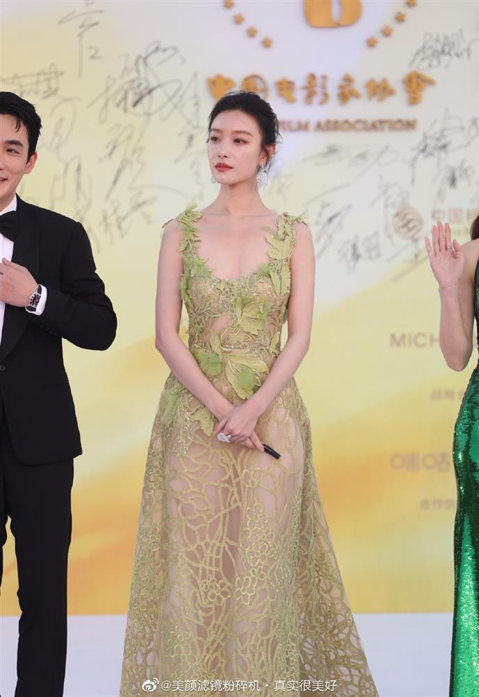 Quan Hiểu Đồng xuề xòa, Trần Nghiên Hy già dặn trên thảm đỏ-11