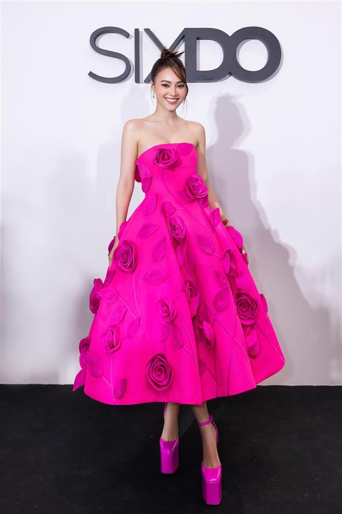 Angela Phương Trinh bung tua rua, Lan Ngọc đi cà kheo trên thảm đỏ-7