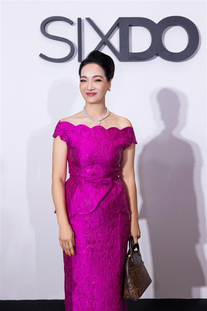 Angela Phương Trinh bung tua rua, Lan Ngọc đi cà kheo trên thảm đỏ-5