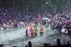 Nhóm nhạc Hàn Quốc biểu diễn bất chấp trời mưa bão, sấm sét