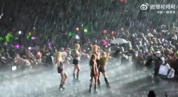 Nhóm nhạc Hàn Quốc biểu diễn bất chấp trời mưa bão, sấm sét-2
