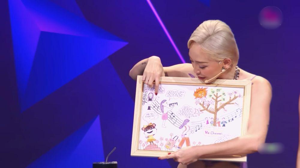 Hội đồng cố vấn Ca Sĩ Mặt Nạ được tặng quà: Trấn Thành sộp nhất-5