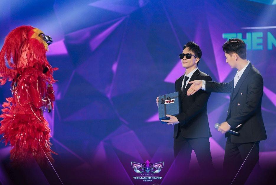 Hội đồng cố vấn Ca Sĩ Mặt Nạ được tặng quà: Trấn Thành sộp nhất-6