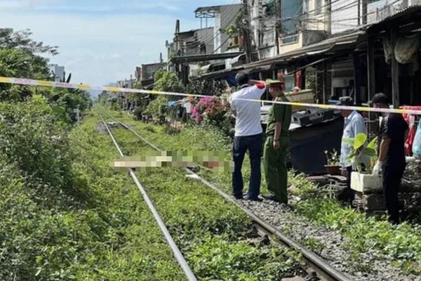 Leo ra ngoài lau cửa sổ, người phụ nữ tuột tay rơi từ tầng 5-3