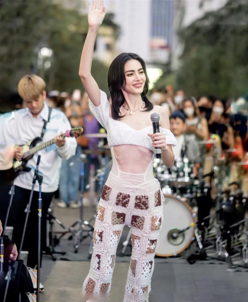 Mai Davika, Kendall Jenner đọ body khi đụng hàng váy xuyên thấu-8